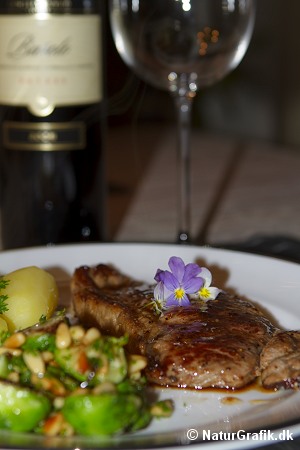 Vilde stedmoderblomster som pynt på bøffen