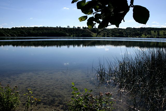 Det smukke område ved Hald Sø og Dollerup Bakker er et af de smukke naturområder man på vandretur langs hærvejen. Foto: Sten Porse CC BY-SA 3.0, Wikimedia