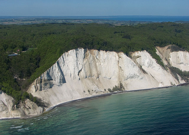 Det betagende landskab ved Møns Klint. Foto: Bob Collowän CC BY_SA 3.0, Wikimedia