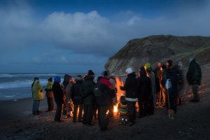 Bålmanifest med Bulbjerg i baggrunden.