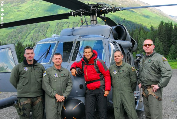 Vi fascineres af tv-programmer om overlevelse i naturen bl.a. serveret af værten Bear Grylls (i midten), bla. kendt fra Discovery Channel. Foto: Kalei Brooks, Alaska National Guard.