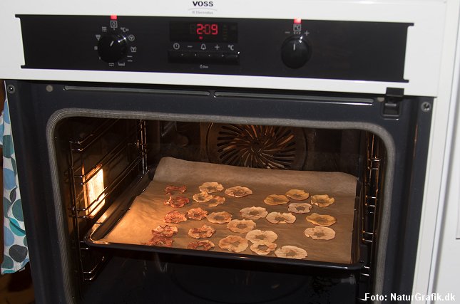 Æbleskiverne bages bedst i en ovn.