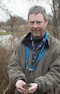 Jan Mathiasen fremviser det usædvanlige fund; en hugorm i december.