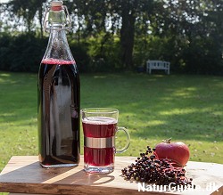 Hyldebærsaft kan drikkes både varmt og koldt.