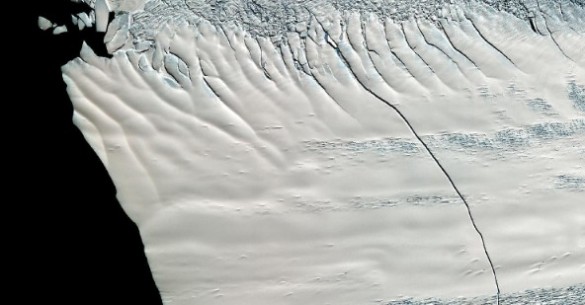 Forskere fra NASA opdagede for flere år siden en revne på tværs af Pine Island gletsjeren. Nu har isbjerget frigjort sig og bevæger sig mod åbent hav. Foto: NASA.