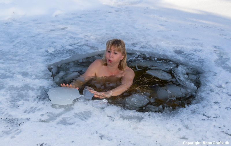 Marianne Riis tager temperaturen på vinterbadning