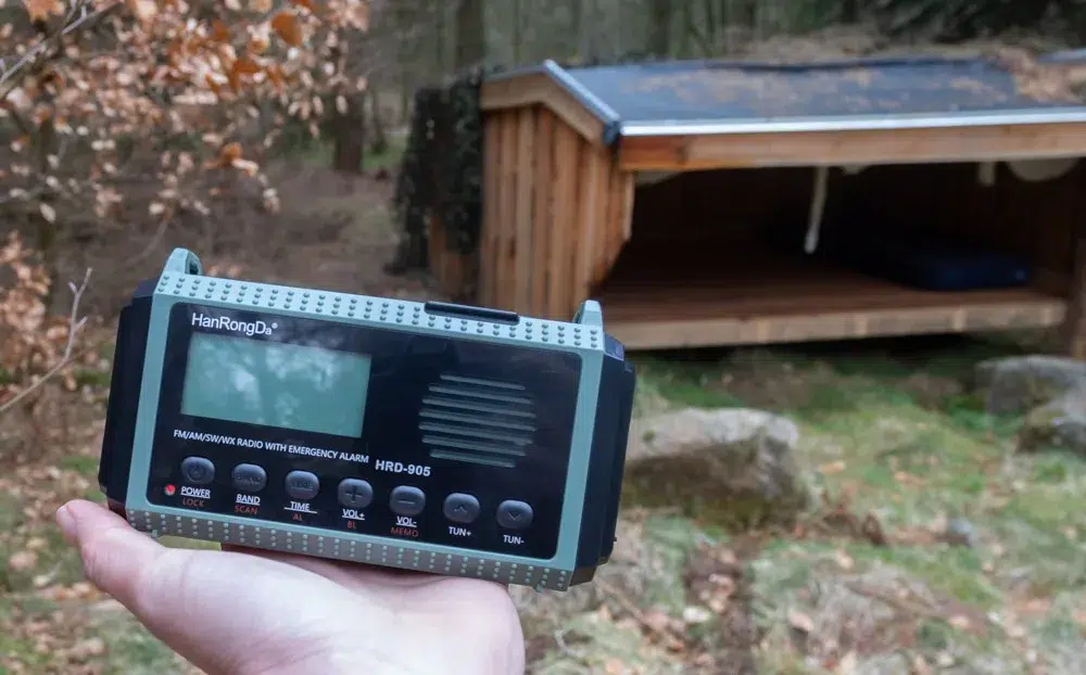 Test af nødradio, der kan oplades med solceller